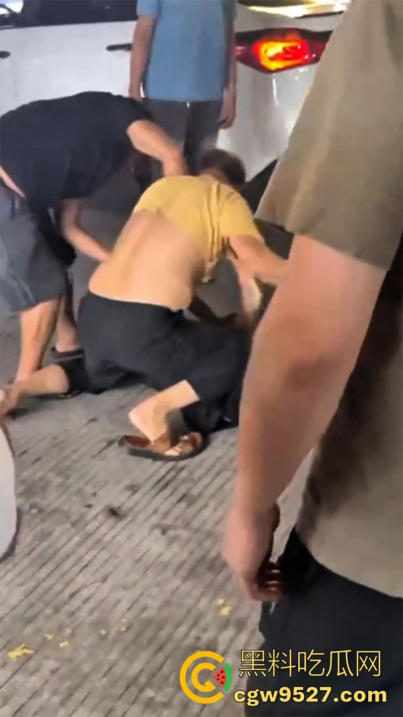 潮汕两男子打架，因车辆剐蹭疯狂对骂，下车互殴以为是王者，结果却是俩青铜，一顿出招未伤分毫！-6