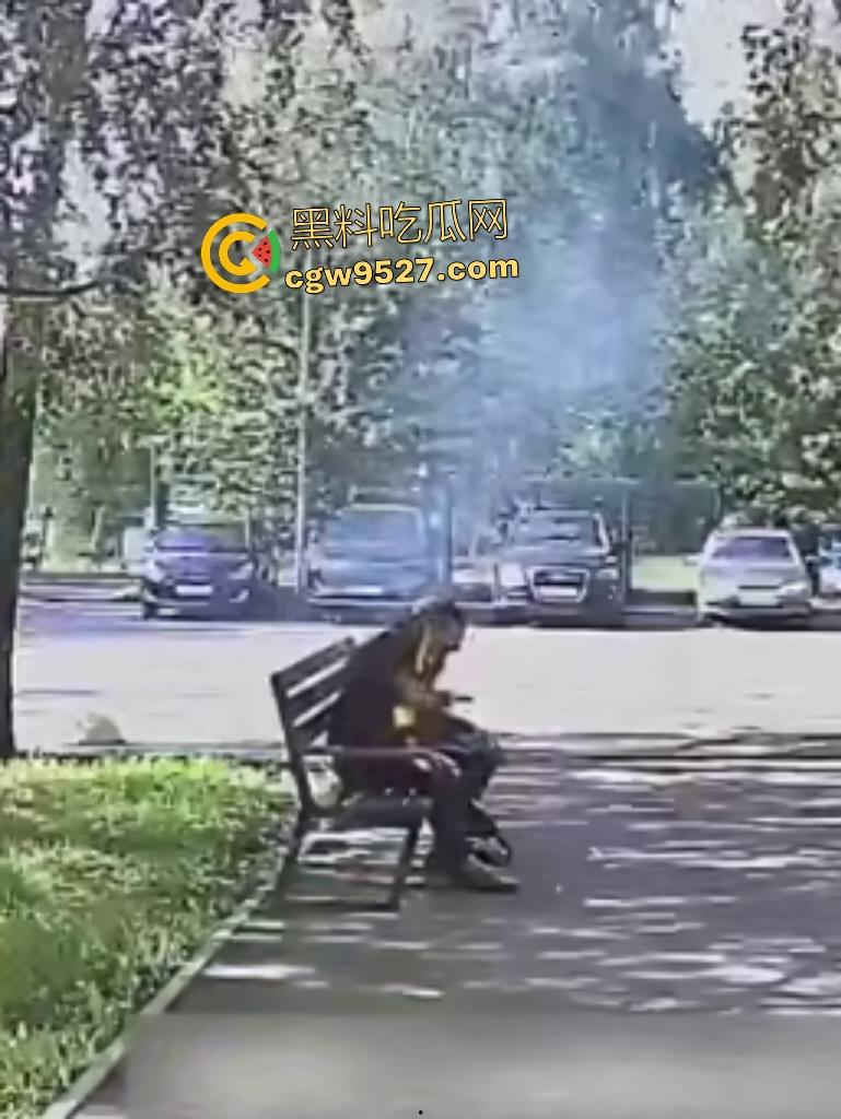 鞑靼斯坦醉汉香烟引火自焚！坐在长椅上烈焰布满全身，路人用毯子扑火救命仍烧伤80%！-3