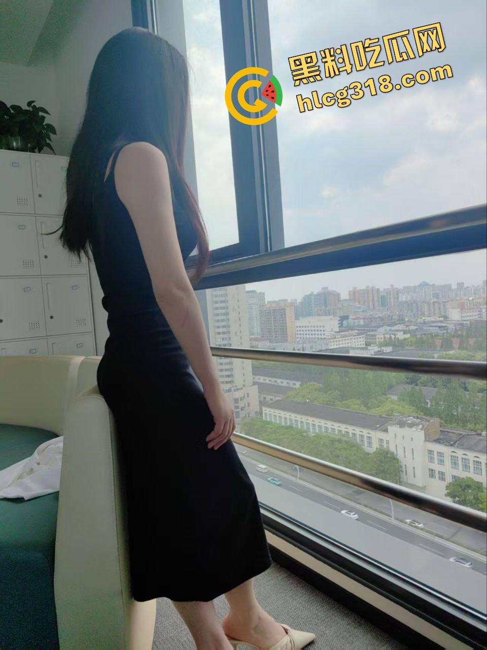 出租房小情侣炮战激烈，清纯女友一开始死活不让拍，操爽了以后随便拍，脸都能怼特写一上头比谁都疯！-2