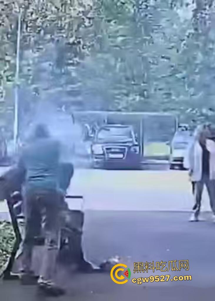 鞑靼斯坦醉汉香烟引火自焚！坐在长椅上烈焰布满全身，路人用毯子扑火救命仍烧伤80%！-8