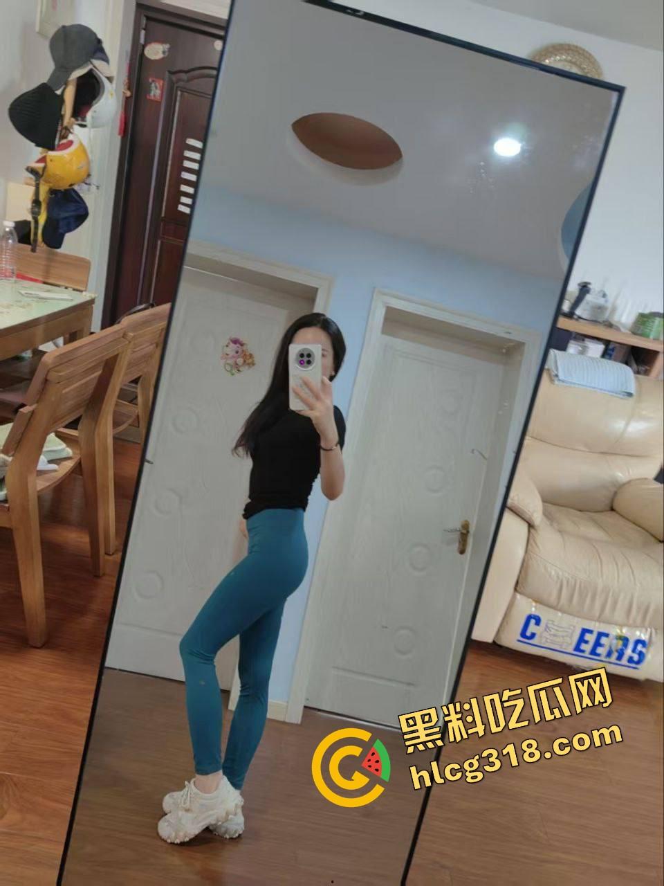 出租房小情侣炮战激烈，清纯女友一开始死活不让拍，操爽了以后随便拍，脸都能怼特写一上头比谁都疯！-6