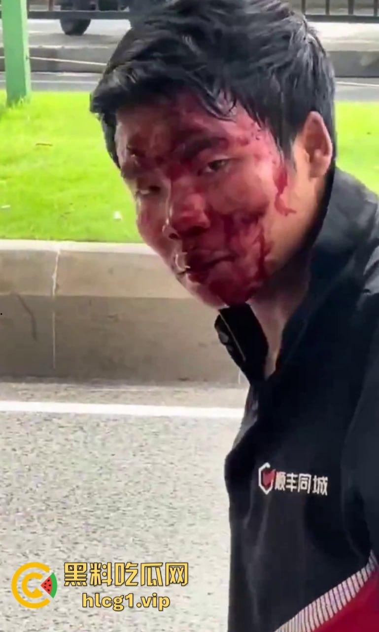 悲催!广州一快递小哥逆行撞到一豪车后 冲向过往车辆自残！-7