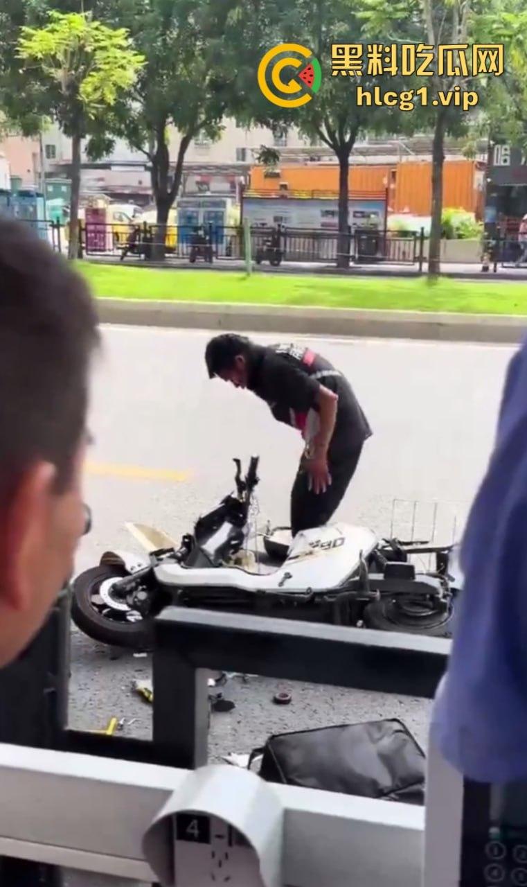 悲催!广州一快递小哥逆行撞到一豪车后 冲向过往车辆自残！-10