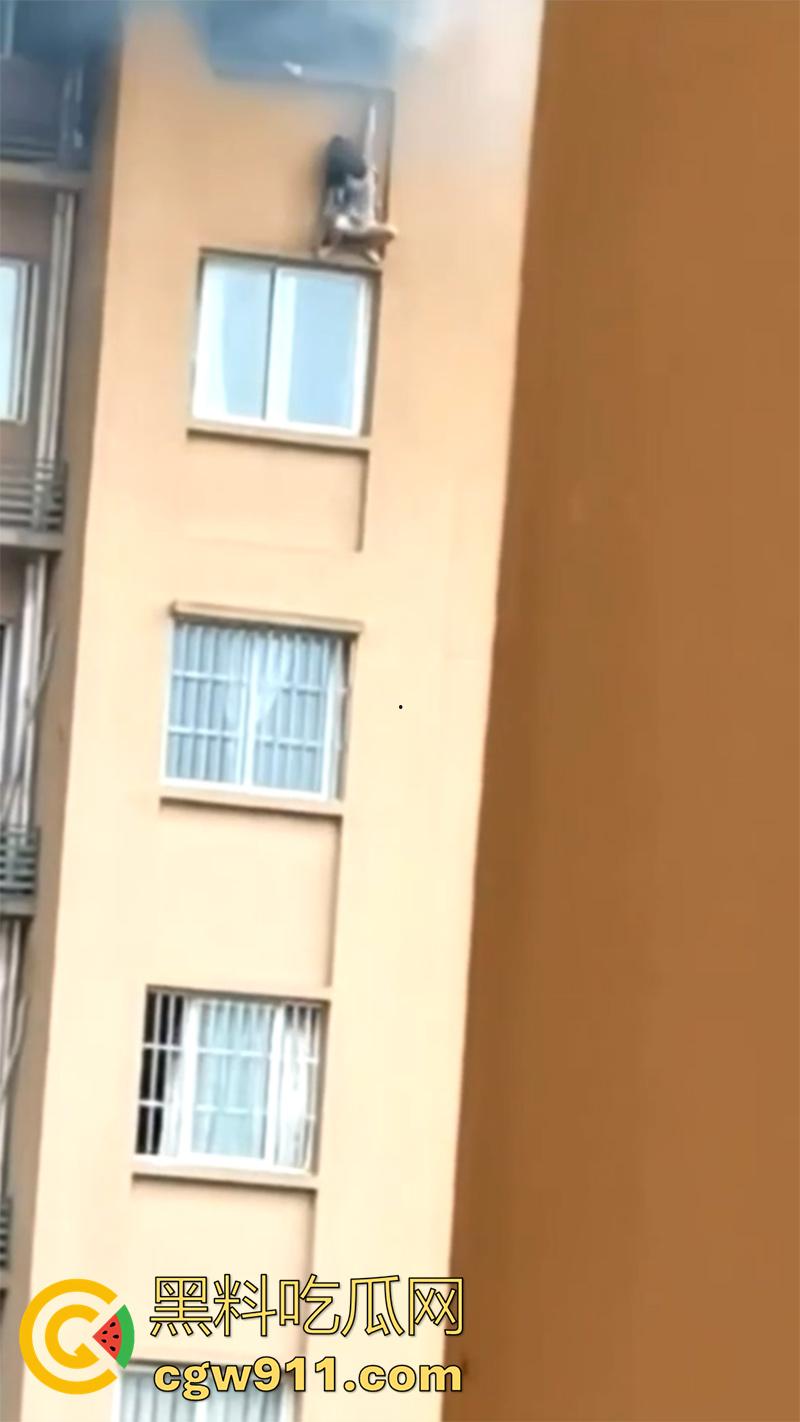 就怕蠢人灵机一动，女子和厂家理论，电瓶车电池不耐用，一气之下一脚踢翻，结果引发火灾，竟然选择跳窗？-4