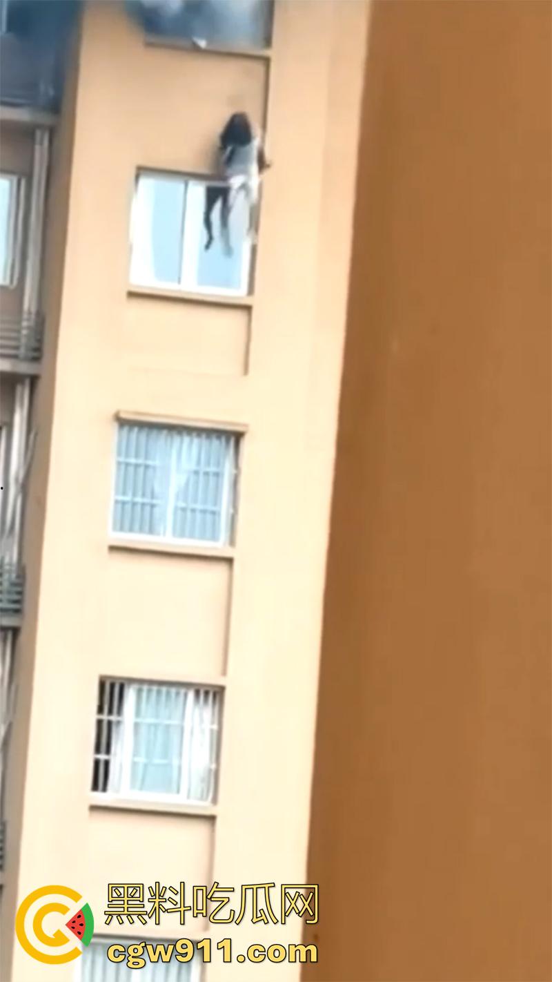 就怕蠢人灵机一动，女子和厂家理论，电瓶车电池不耐用，一气之下一脚踢翻，结果引发火灾，竟然选择跳窗？-5