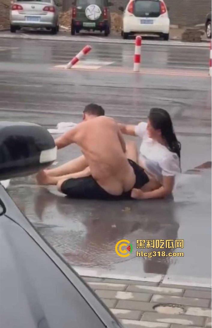 奇葩夫妻当街吵架，女方吵输了当街躺下耍赖，边吵还边脱衣服，真不把别人当外人啊！-3
