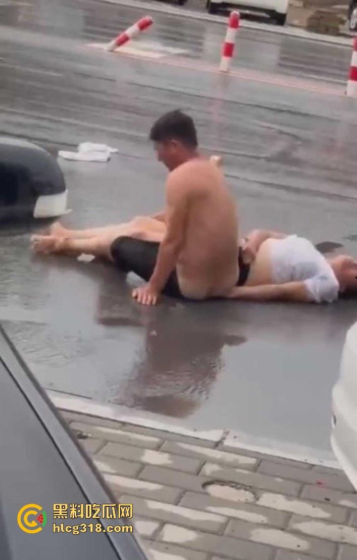 奇葩夫妻当街吵架，女方吵输了当街躺下耍赖，边吵还边脱衣服，真不把别人当外人啊！-4