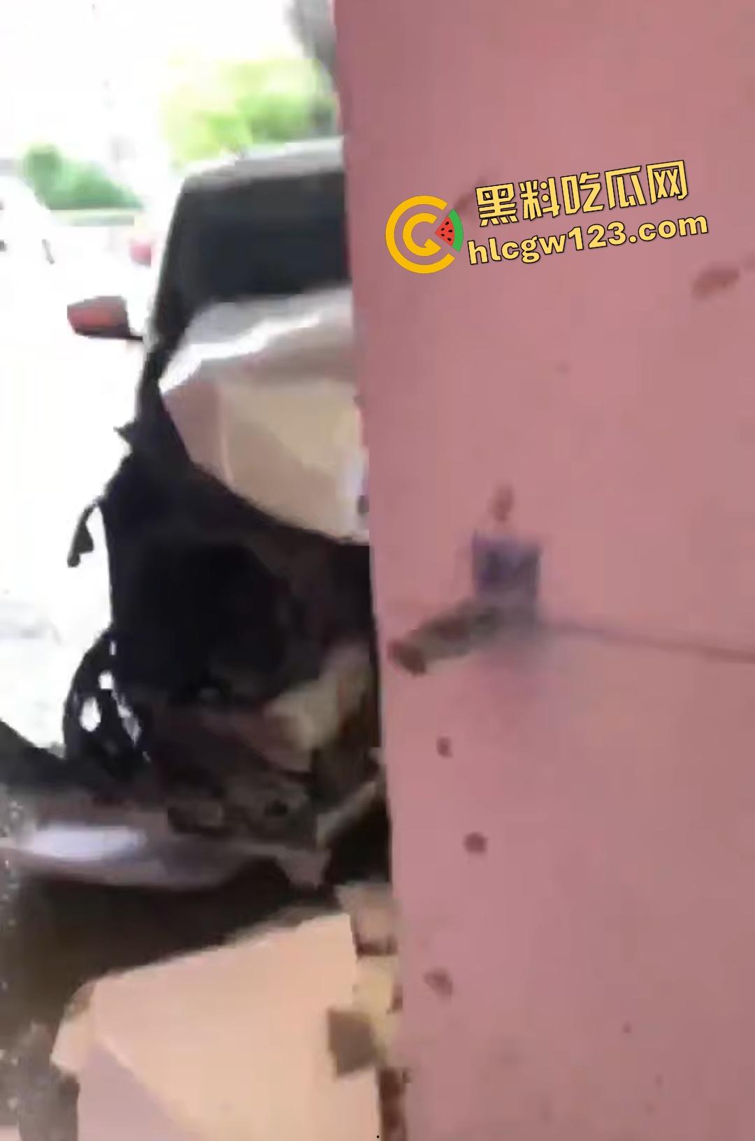 女司机宝马狂飙冲党群服务中心！看到这马路杀手谁还敢上路，猛撞柱子像是叛党？-3