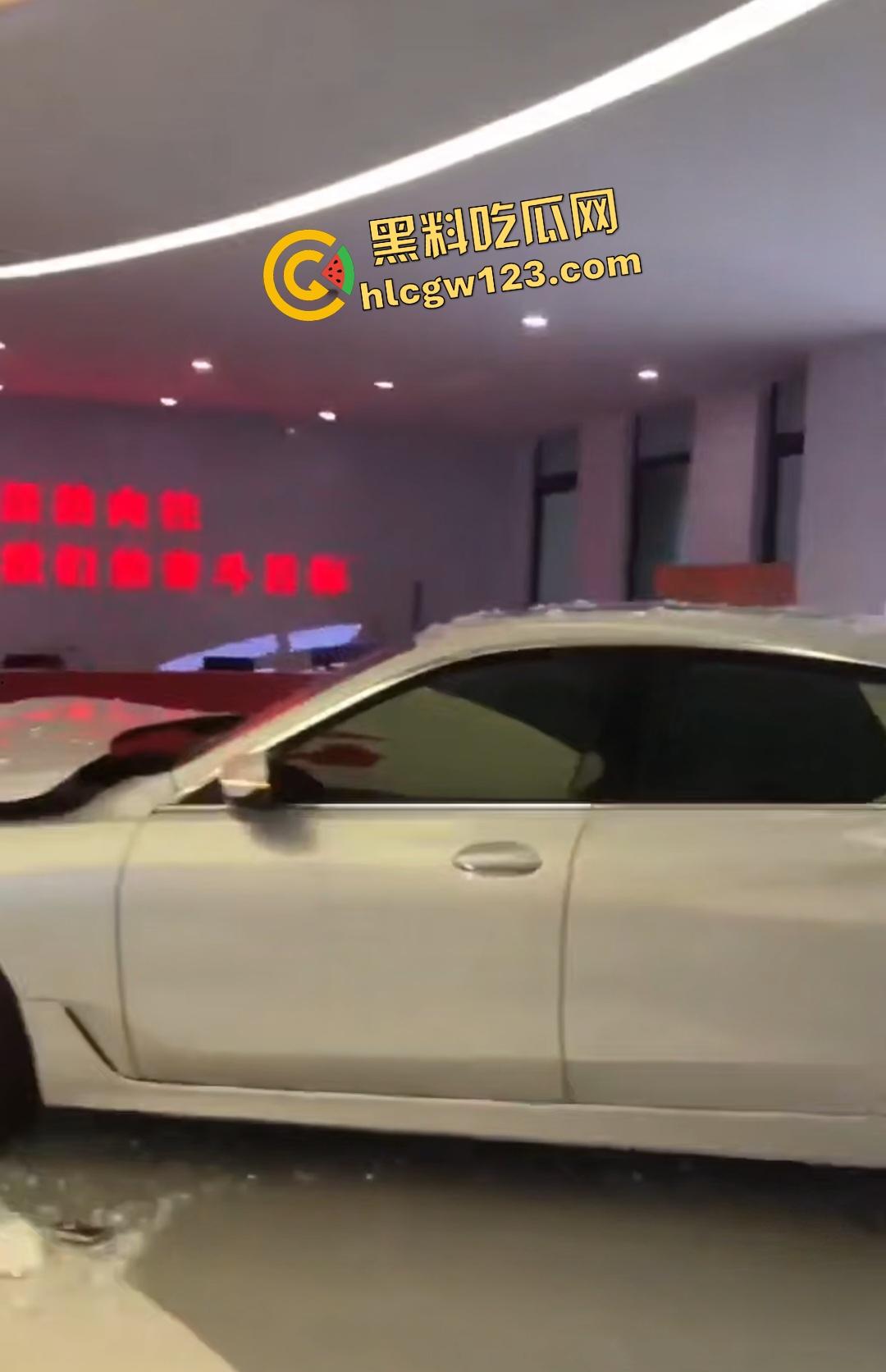 女司机宝马狂飙冲党群服务中心！看到这马路杀手谁还敢上路，猛撞柱子像是叛党？-4