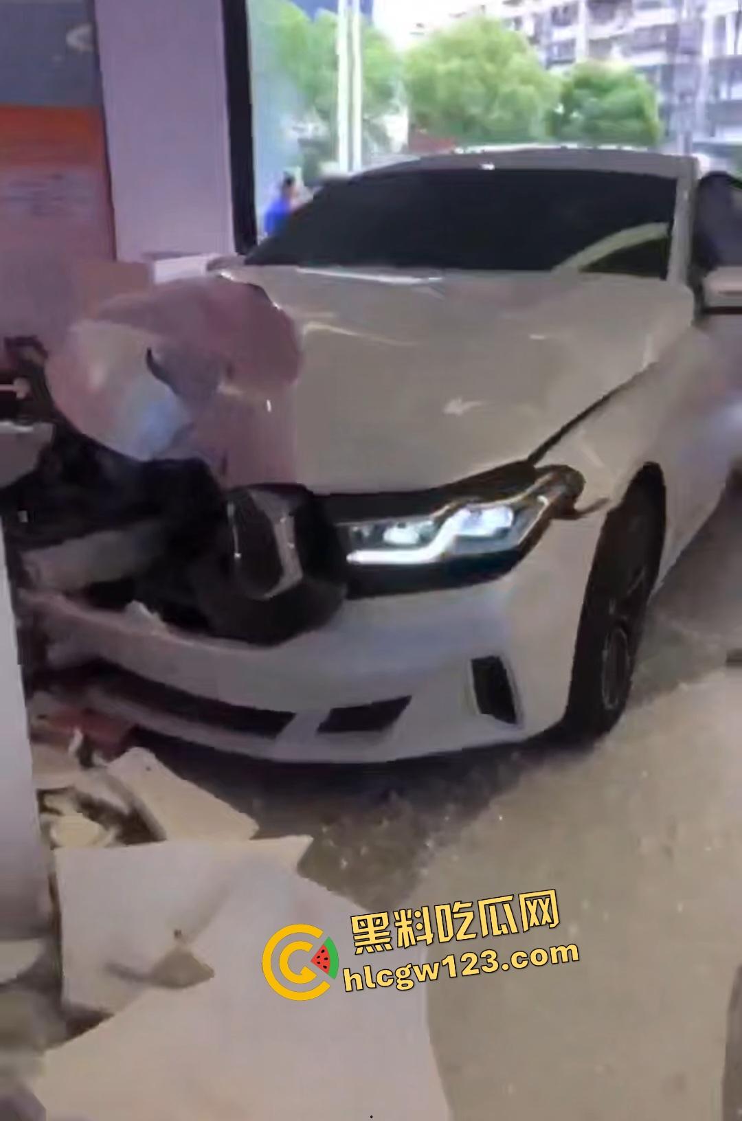 女司机宝马狂飙冲党群服务中心！看到这马路杀手谁还敢上路，猛撞柱子像是叛党？-5