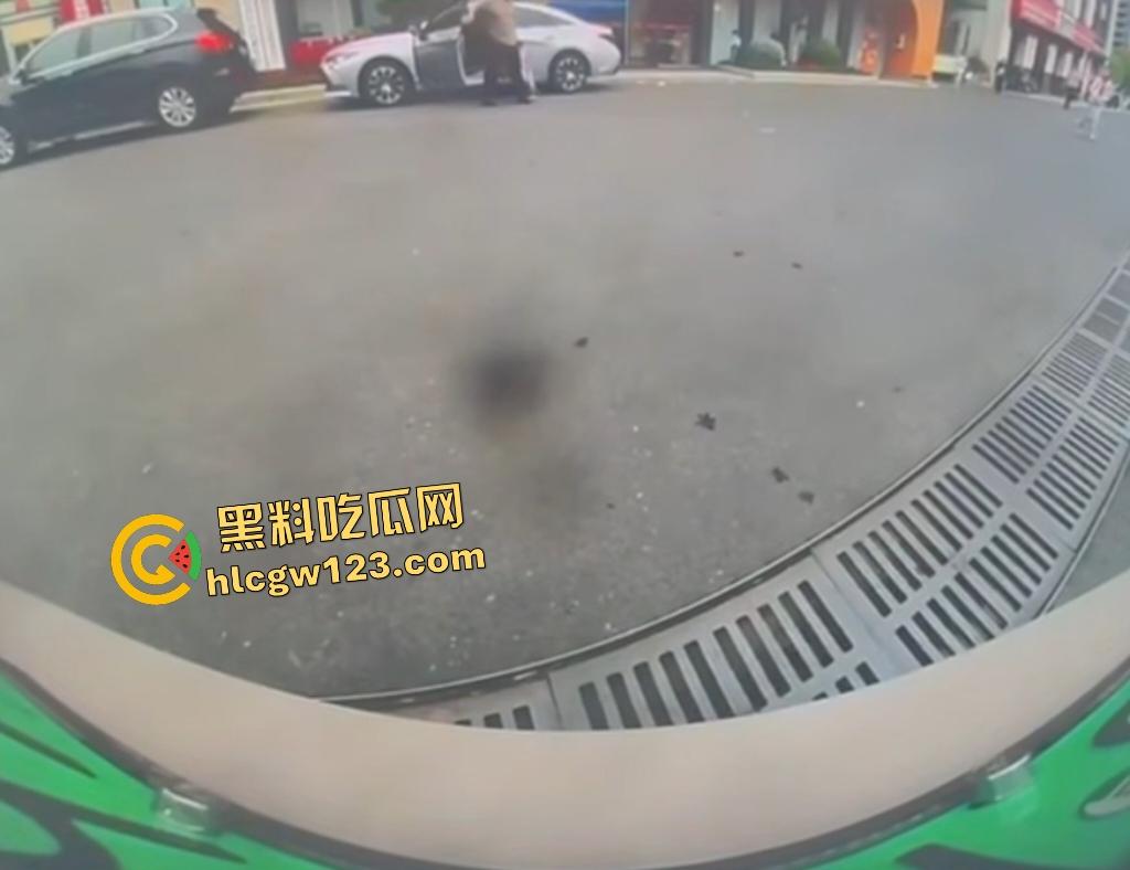 女司机宝马狂飙冲党群服务中心！看到这马路杀手谁还敢上路，猛撞柱子像是叛党？-6