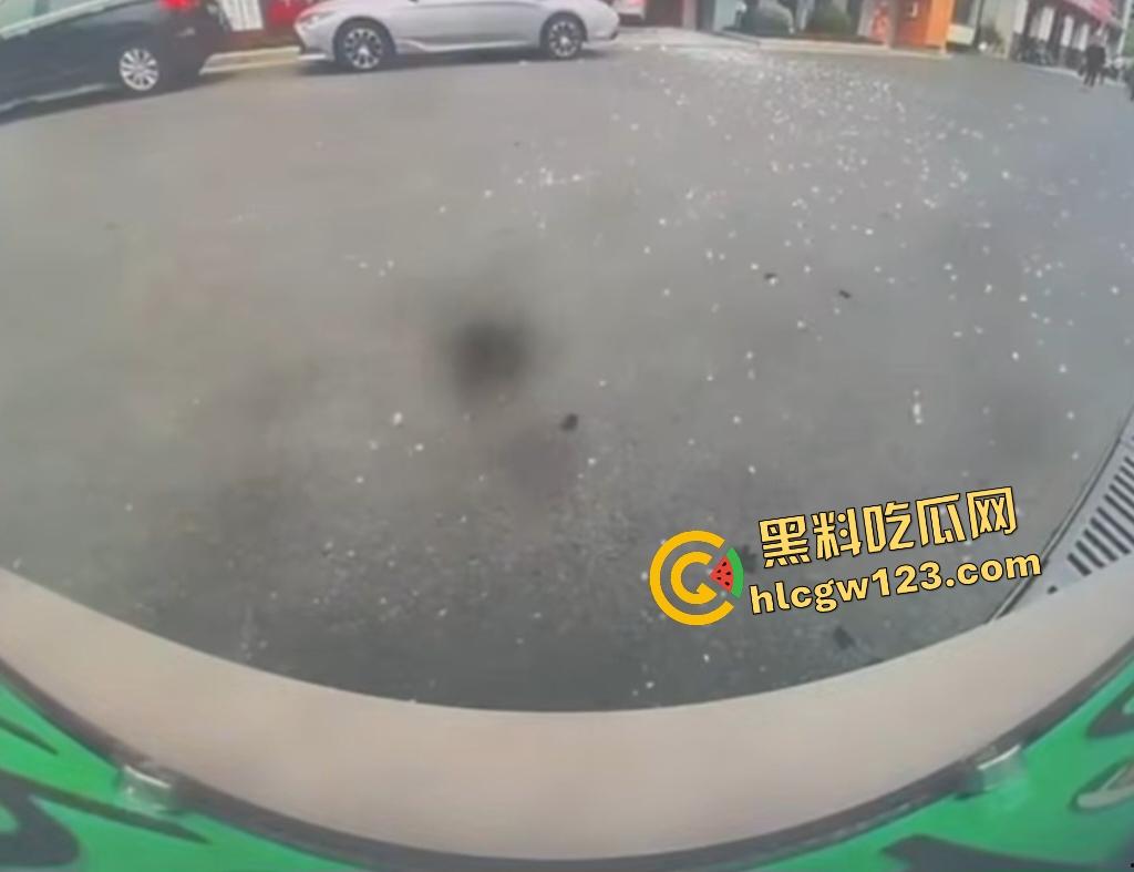 女司机宝马狂飙冲党群服务中心！看到这马路杀手谁还敢上路，猛撞柱子像是叛党？-7