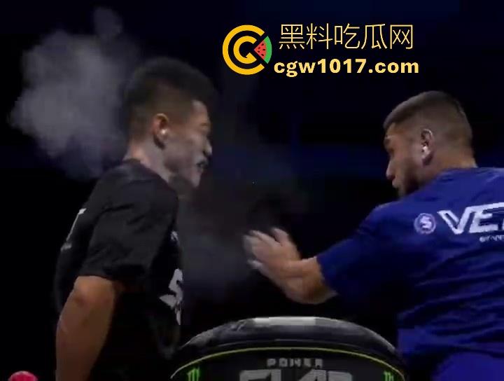 通背拳传人赵鸿刚参加UFC扇耳光大赛被对手KO！曾以为在耳光大赛上无敌的武功，没想到是这种下场，真是花拳秀腿！-7