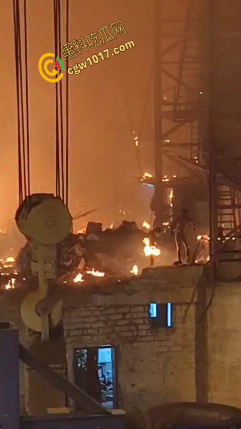 震撼！菲律宾钢厂惨剧：钢水如魔鬼喷发，烈焰吞噬生命，烧伤死亡者无数，惨象人间地狱！-6