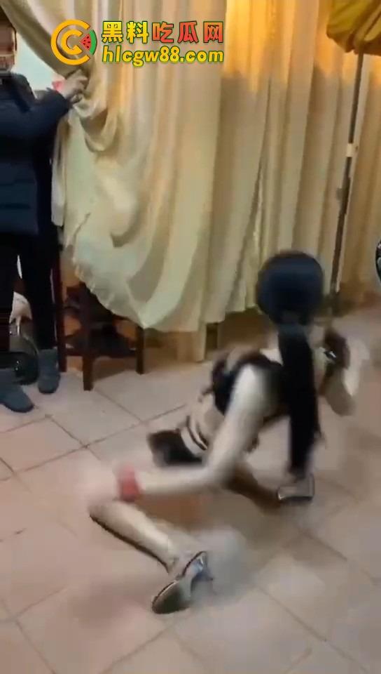 大哥葬礼最后蹦一次？唢呐吹丧比基尼热舞，酒吧风俗直接搬上灵堂，见棺发财诛邪退散！-2