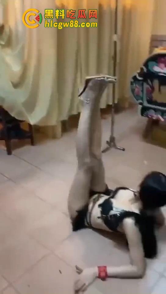 大哥葬礼最后蹦一次？唢呐吹丧比基尼热舞，酒吧风俗直接搬上灵堂，见棺发财诛邪退散！-3