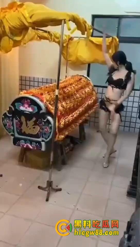 大哥葬礼最后蹦一次？唢呐吹丧比基尼热舞，酒吧风俗直接搬上灵堂，见棺发财诛邪退散！-5