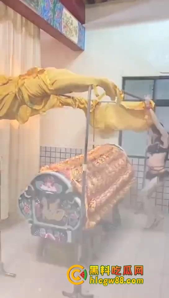 大哥葬礼最后蹦一次？唢呐吹丧比基尼热舞，酒吧风俗直接搬上灵堂，见棺发财诛邪退散！-8