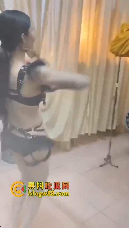 大哥葬礼最后蹦一次？唢呐吹丧比基尼热舞，酒吧风俗直接搬上灵堂，见棺发财诛邪退散！-10