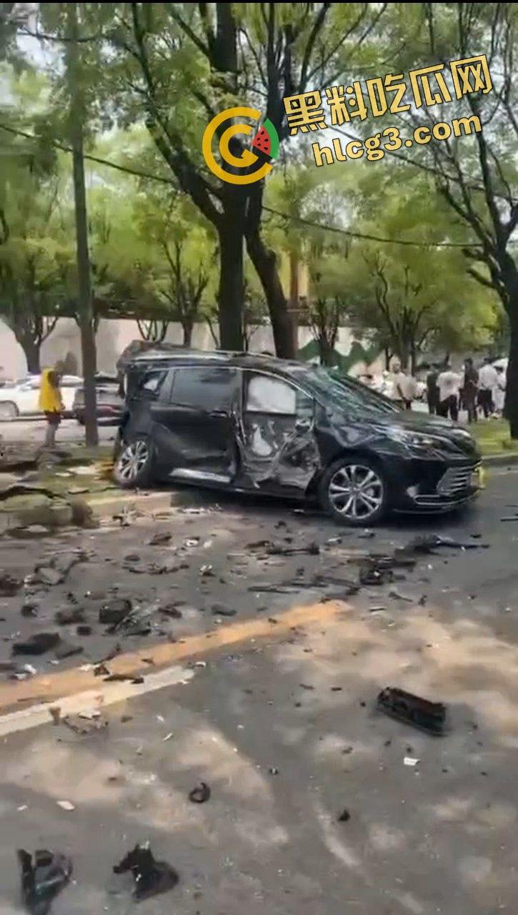 西安曲江 男司机突发疾病 车辆失控连撞多车 司机当场死亡 致4人受伤！-8