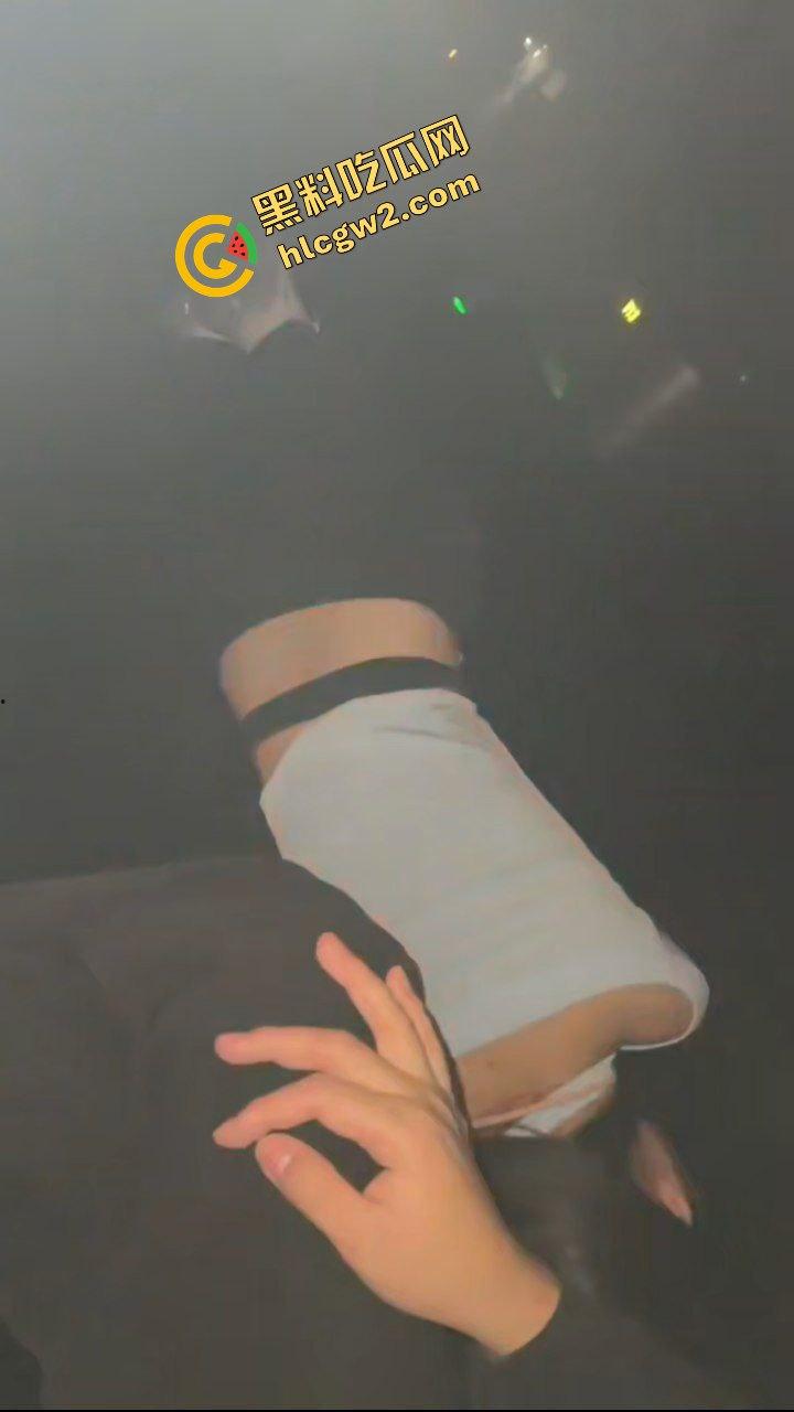 抖音清纯反差婊学生妹『愛意随風起』酒吧蹦迪被灌醉 到单男家后入猛怼！独家曝光！-6