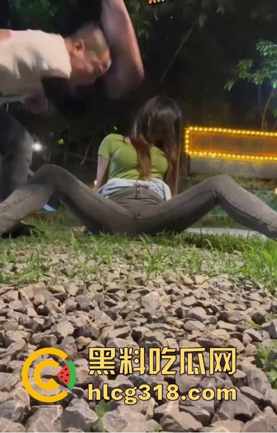 快手低俗直播pk吃惩罚!输了就拖鞋大力抽逼 虽然有牛仔裤挡着但感觉还是很疼 这种直播真有人看吗?-5