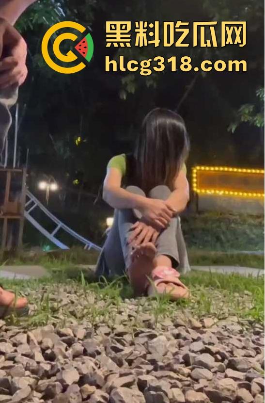 快手低俗直播pk吃惩罚!输了就拖鞋大力抽逼 虽然有牛仔裤挡着但感觉还是很疼 这种直播真有人看吗?-7