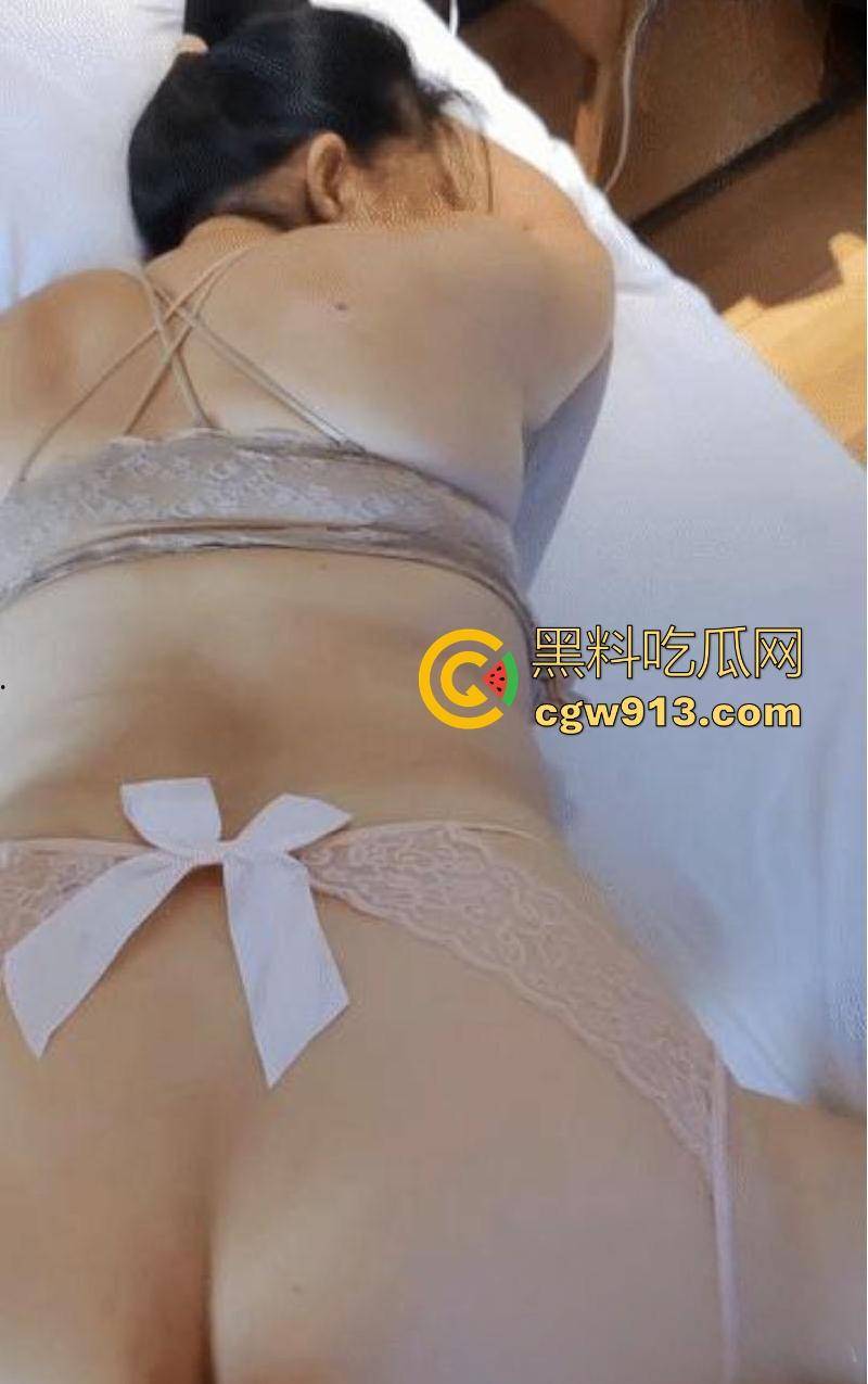 海角乱伦，骚妈穿开档情趣内裤窗边被暴操，大胆露出任由邻居欣赏骚姿媚态，刺激内射！-5