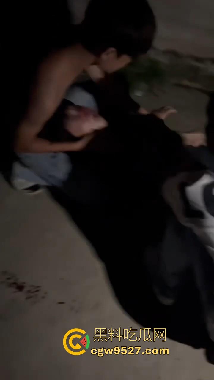 广西精神小伙1v1格斗单挑，互相推搡你一拳我一拳，最终酿成大祸，黑衣小伙倒地吐血抽搐，可把他们吓坏了！-3