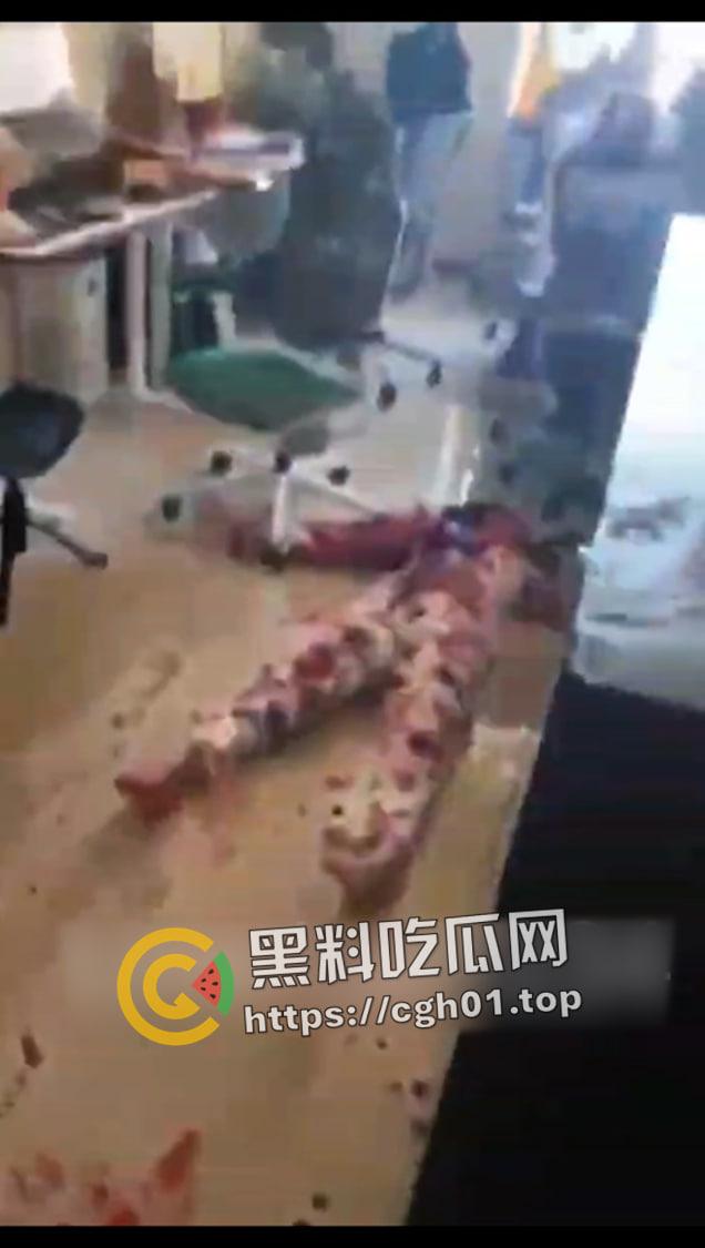 成都天府二街砍人事件！连砍三人 直接封喉 凶手跳楼 物业都不敢上去抓 血腥现场直达-1