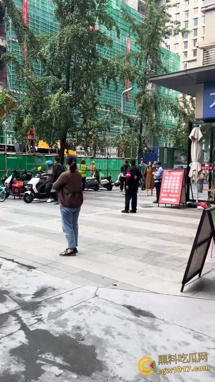 成都武侯工地黄色吊车失衡翻倒，机械臂猛砸脚架，尘土飞扬巨响震天，机械臂严重受损损失几万！-1