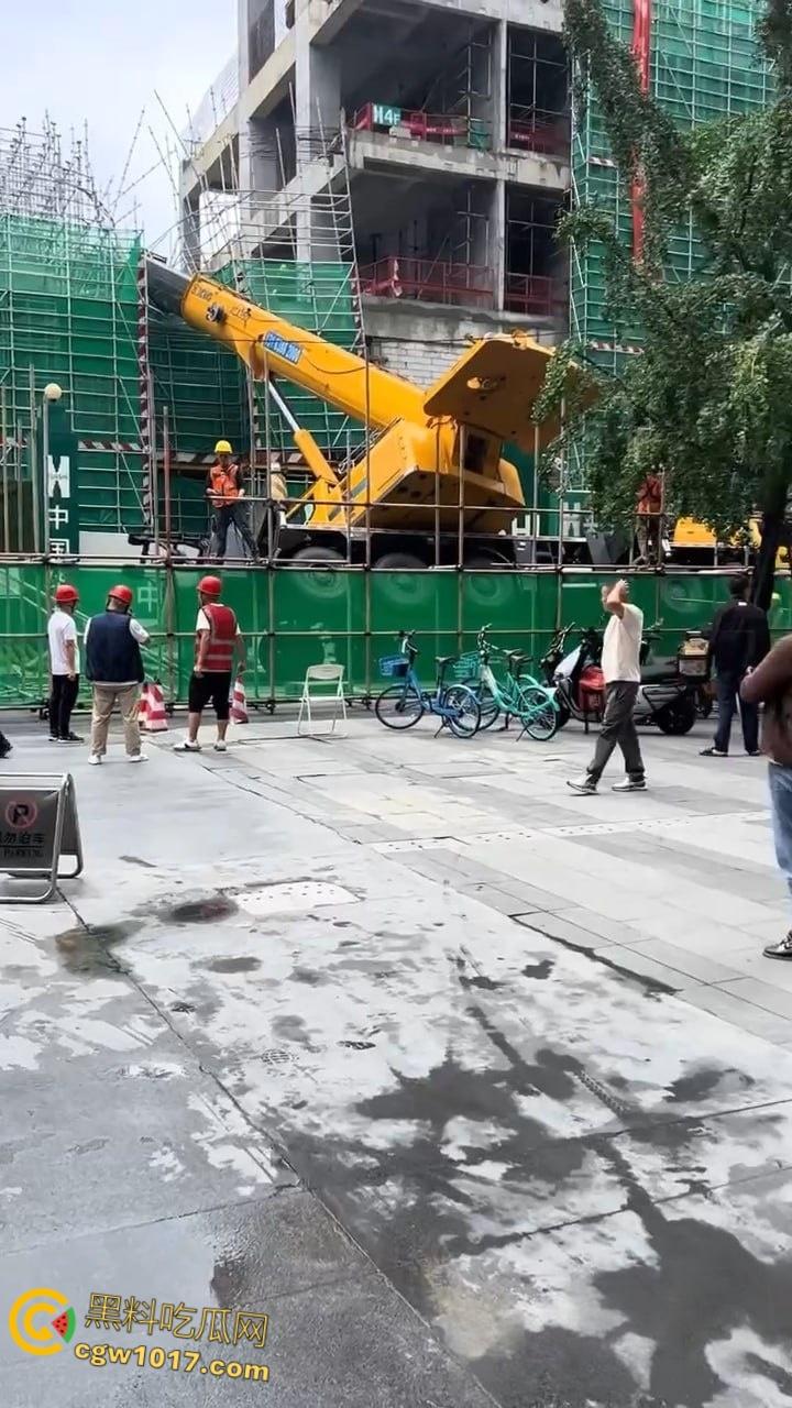 成都武侯工地黄色吊车失衡翻倒，机械臂猛砸脚架，尘土飞扬巨响震天，机械臂严重受损损失几万！-6