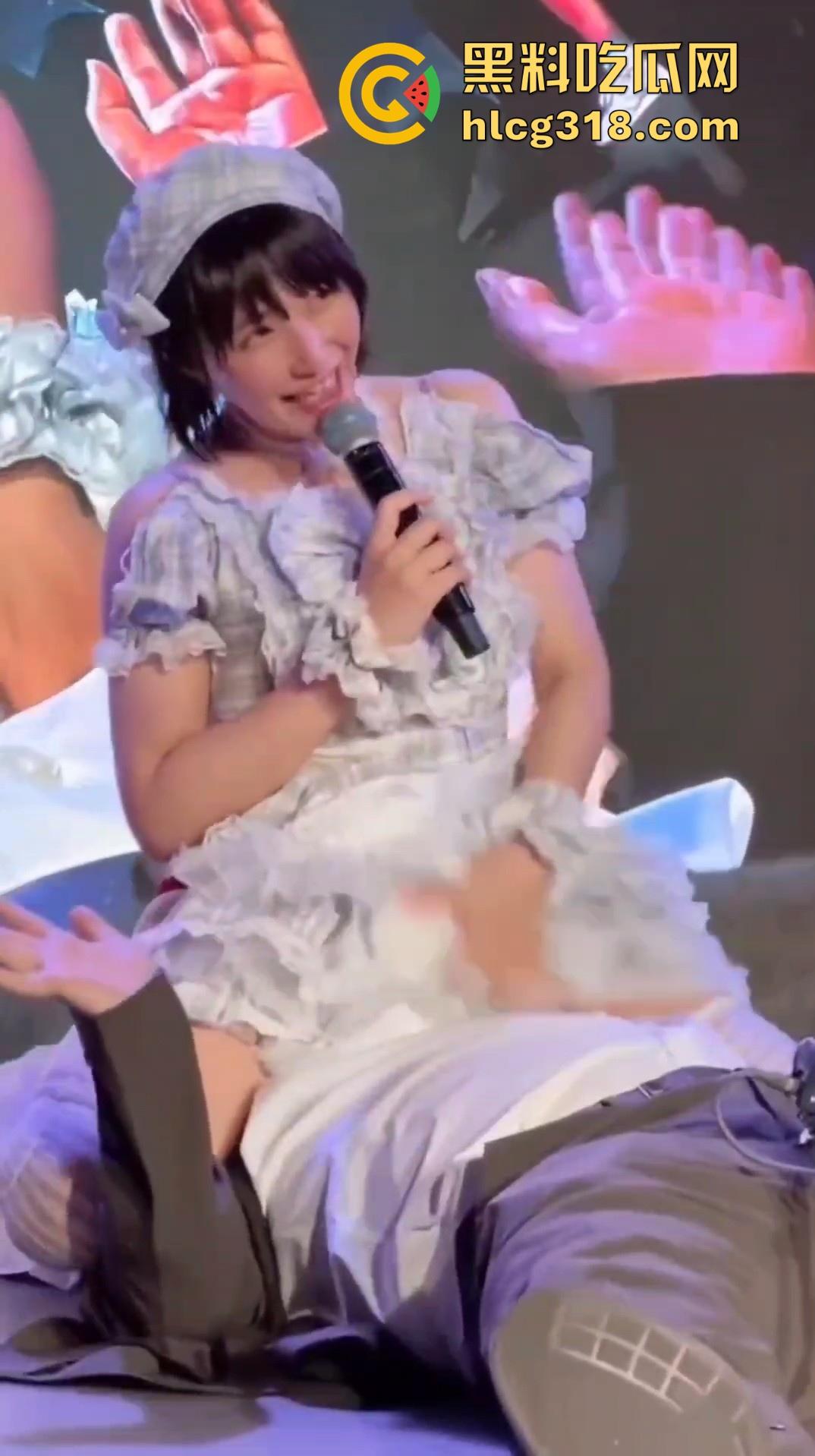 日本可爱女优粉丝见面福利，享受在线骑乘坐脸，幸运粉丝张开大口直接狂舔，狠狠的满足了！-7