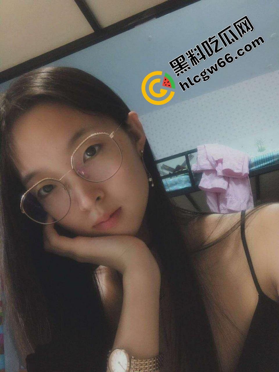 一根鸡巴干翻两个学妹,营口眼镜学妹【李静】啪啪视频曝光疯传,清纯脸配贱叫声,反差太猛!-1