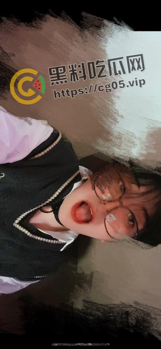 瓜友投稿!加拿大留学生【子瑜】线上装男娘卖裸照 线下做异性spa 给钱男女都能上 两头钱都赚的贱人-2