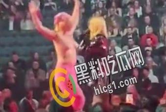国外网红AvrilLavigne领奖 遭裸女冲上台踩场 爆粗口打对方胸部：fuck off bitch-2
