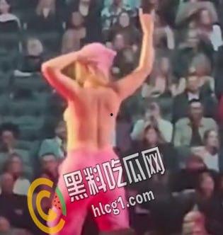国外网红AvrilLavigne领奖 遭裸女冲上台踩场 爆粗口打对方胸部：fuck off bitch-5
