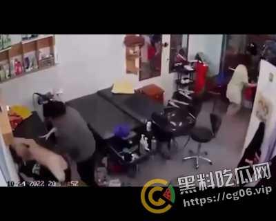 越南第一狠人！前男友怒砍现任狗男女 人狠刀快  血直接喷的满地都是  现场血腥画面曝光-4