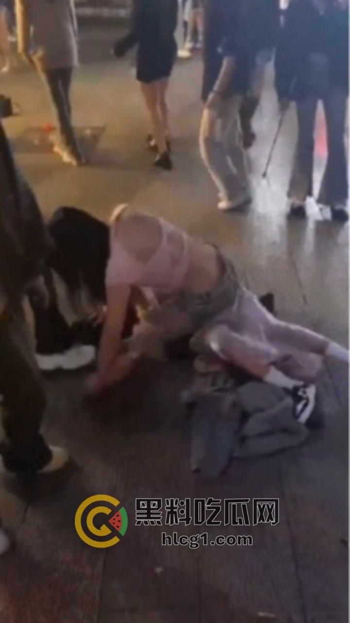 河南精神小妹夜市边上上演疯狂打架秀,互扯头发对扇脸,围观小妹热情助威!-1
