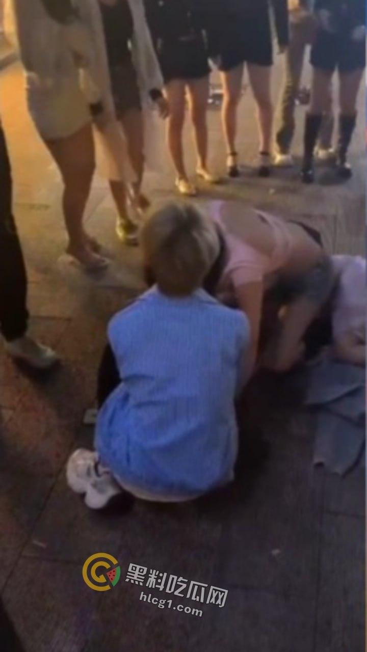 河南精神小妹夜市边上上演疯狂打架秀,互扯头发对扇脸,围观小妹热情助威!-3