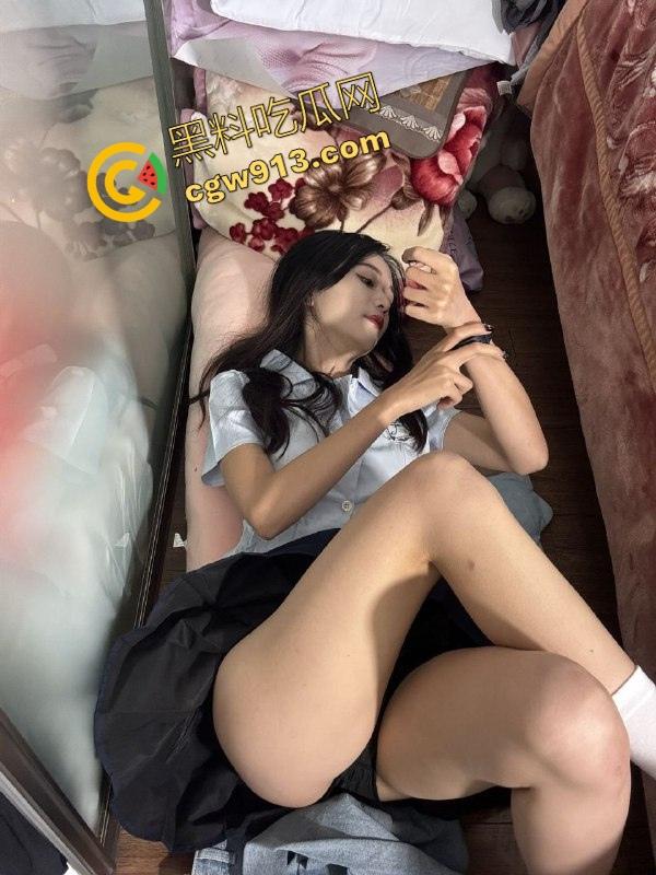 白嫩蜜桃臀谁顶得住？精神小妹性瘾超重天天骑，母狗反差一开，蜜桃白臀上下啪啪抖姿势玩尽！-1