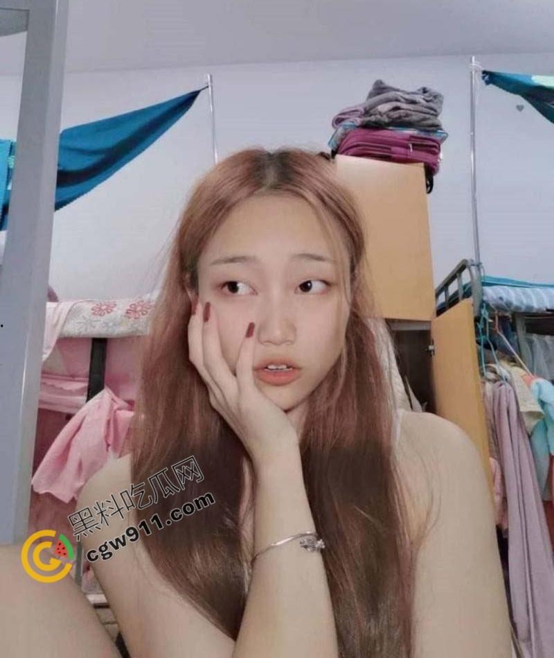 四川成都22岁高颜值厂妹下海卖逼,狂野床技让男子疯狂,丰满奶子,露脸口交,尽享极致快感!-3