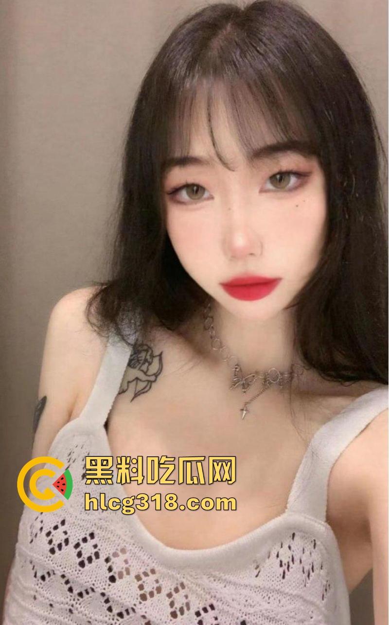 湖南师范学院【林钦怡】长相清纯身材火辣，超绝反差痴迷多人运动，被炮友前后夹击3P操出哭腔。-2