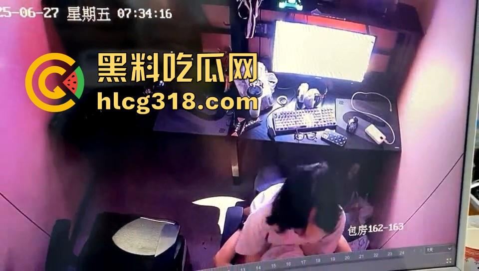 长沙网吧包间情侣激情开炮，青春期荷尔蒙爆棚，短发微胖小妹在线骑乘，小母狗爽翻天了！-5