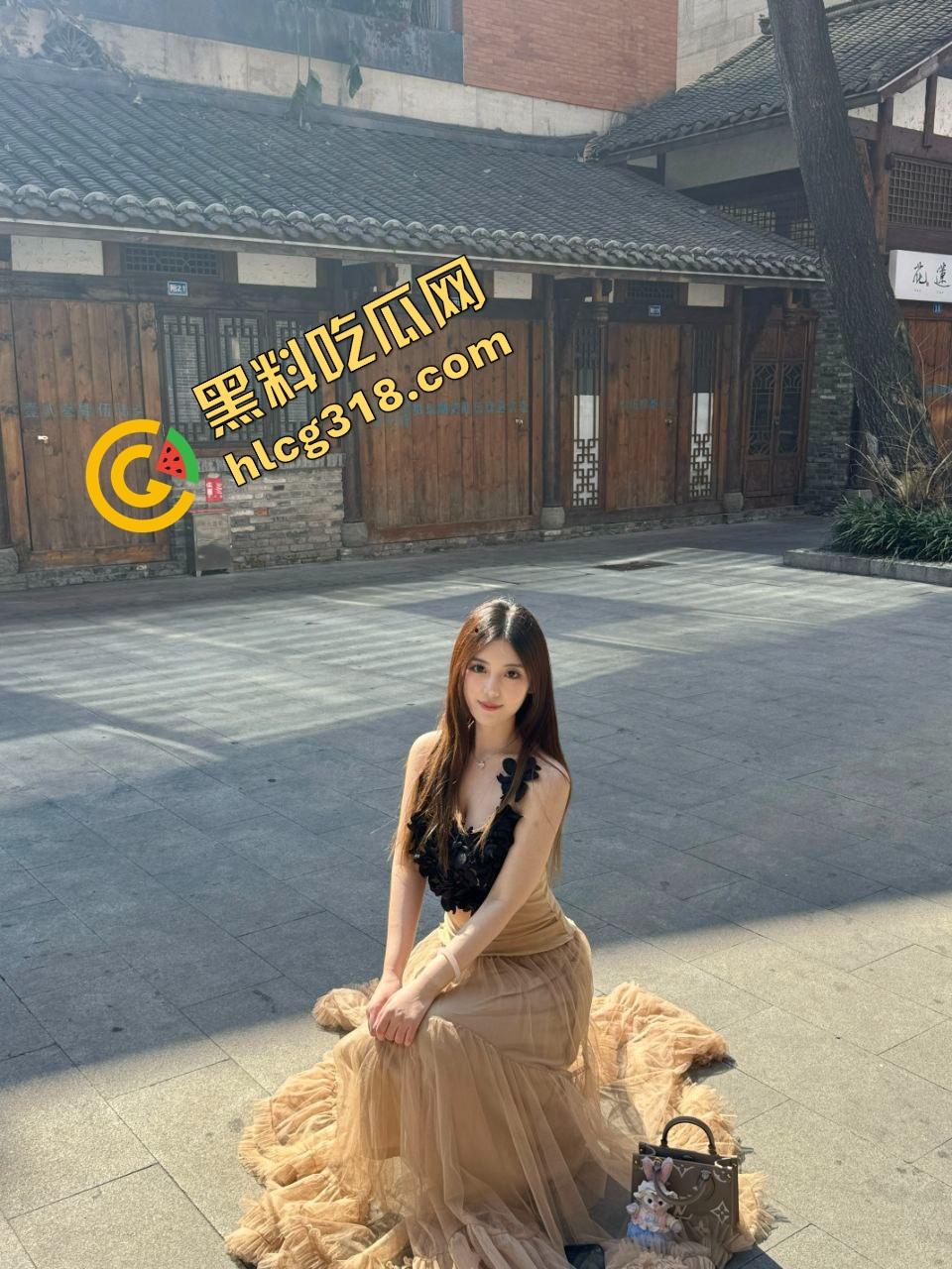 酒吧男厕野战偷拍流出，音乐声都盖不住骚货浪叫，男的一边拍一边干，门外敲门她越叫越浪！-4