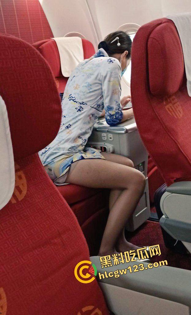 厦门航空极品空姐【赵雪】黑丝开档骑乘爆插,这逼值五星,被爆操到喊出航班号,制服没脱先脱内裤!-2
