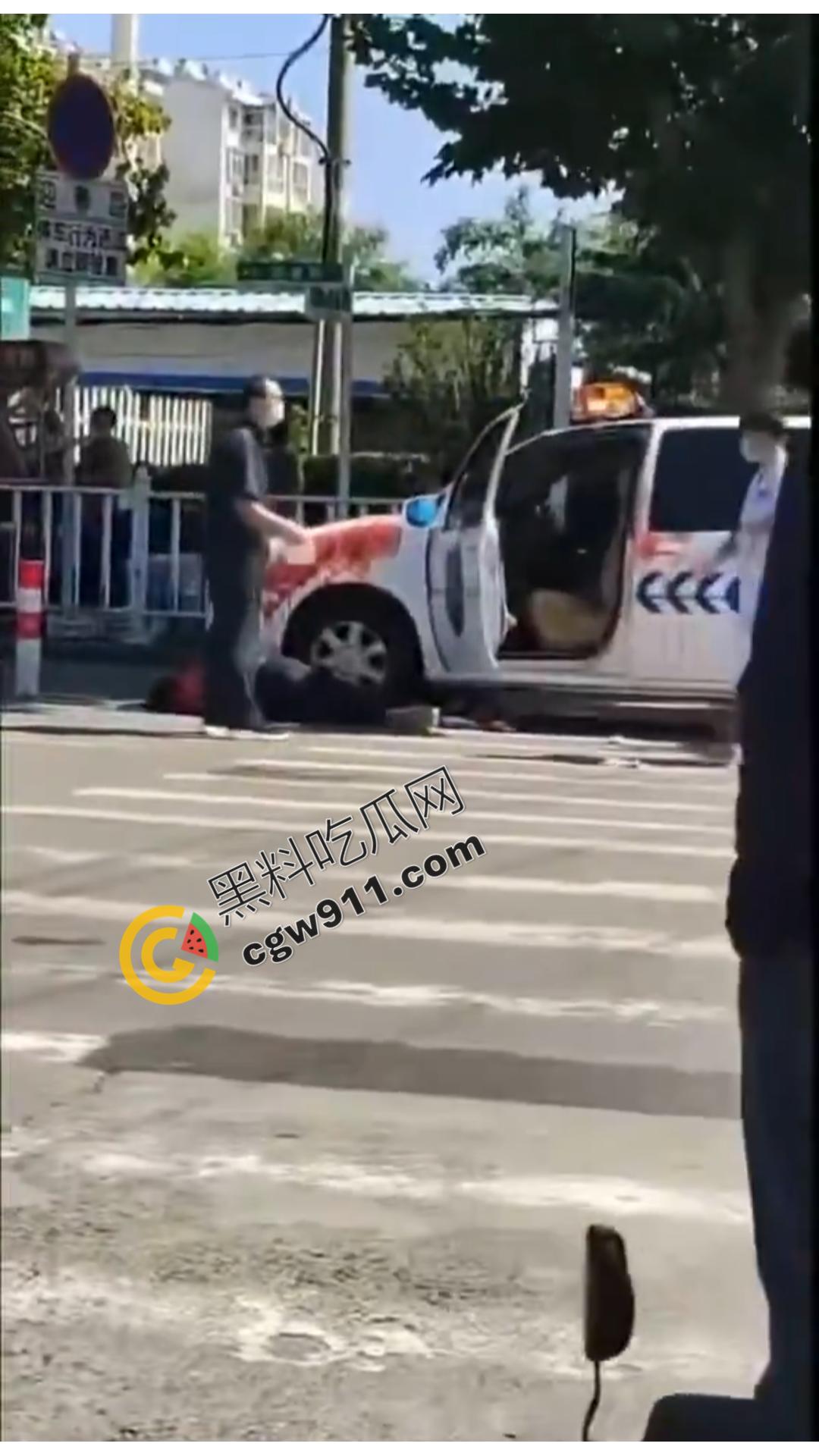 山东泰安市小贩自刎血染街头，与城管争执引绝望一刀，众目睽睽下悲剧上演，真是狠人-9