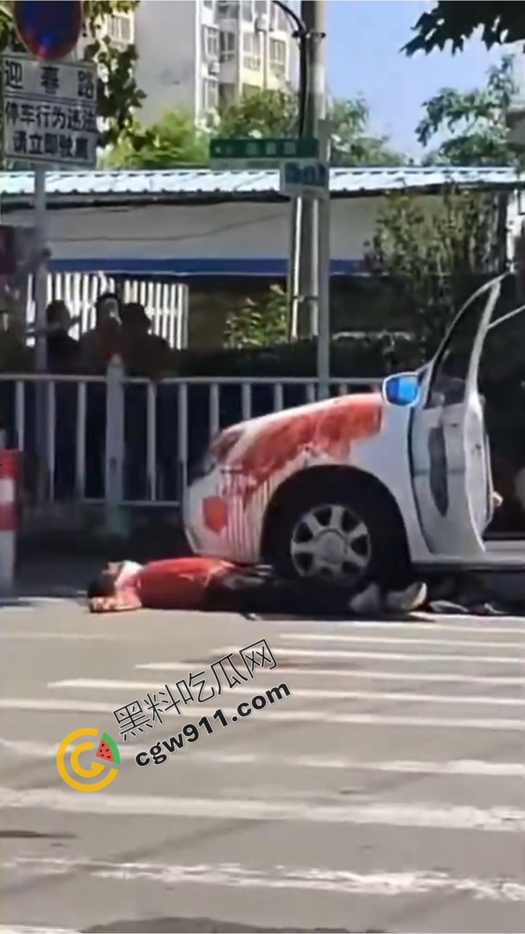 山东泰安市小贩自刎血染街头，与城管争执引绝望一刀，众目睽睽下悲剧上演，真是狠人-10