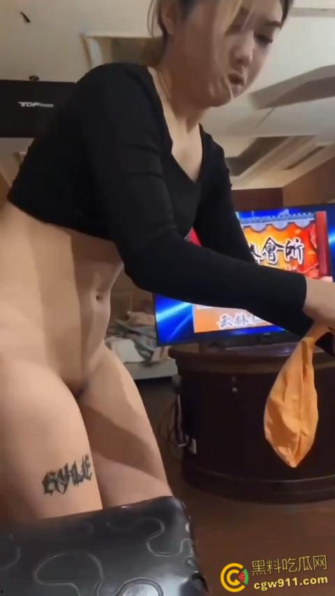 贵州甜美幼师【黄语兹】，大尺度自慰酒店3P视频曝光，身材火辣叫声骚炸天，胸前纹身完美实锤 ！-6