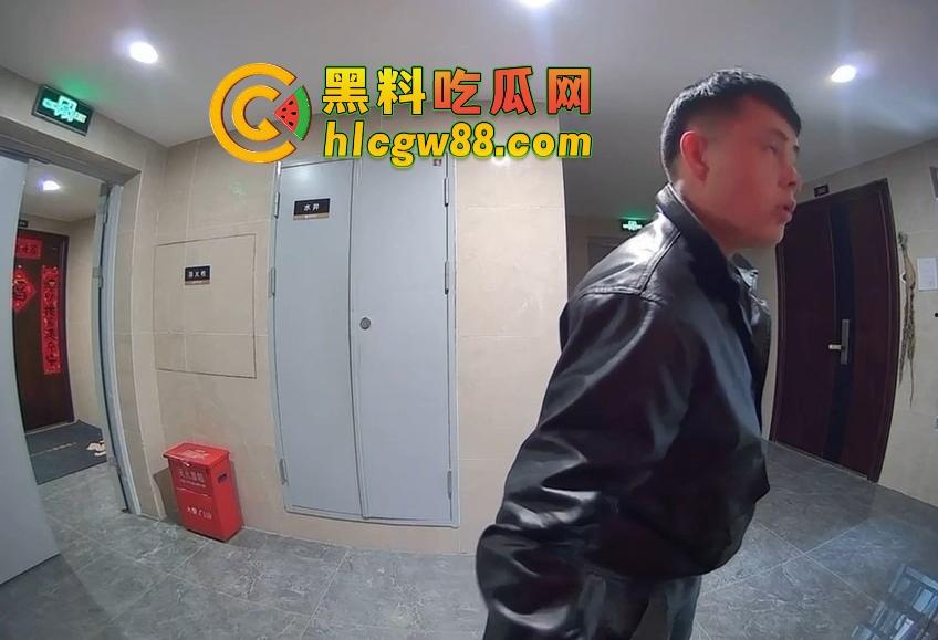 山东小区惊现饿疯贼娃子，大白天溜门撬锁，被发现撒腿就跑，半路还蹲阳台偷看，咋的？饿到不死心？-5